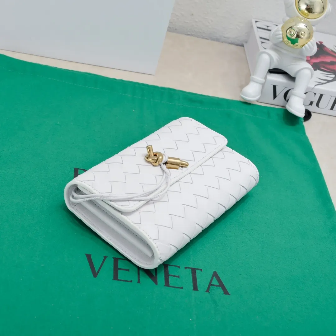 Batch 1160 BV Andiamo clutch wallet is super high-end🤎🤎How come the long clutch bag is so exquisite~ The braided style bag surface paired with all-copper hardware is really warm and high-end. The bag body is super light and can be grabbed easily! It can store a lot of small items and large mobile phones ~ very practical for daily use. Style number: 1504 Size: 19*11.5*3